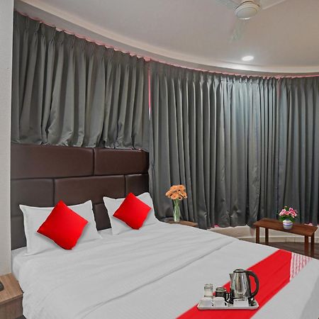 OYO Flagship 70004 Hotel Infinity Surat Exterior foto