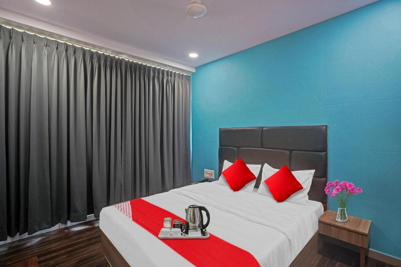 OYO Flagship 70004 Hotel Infinity Surat Exterior foto