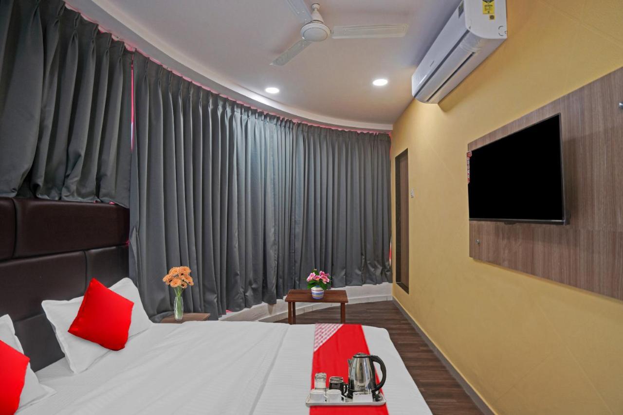 OYO Flagship 70004 Hotel Infinity Surat Exterior foto
