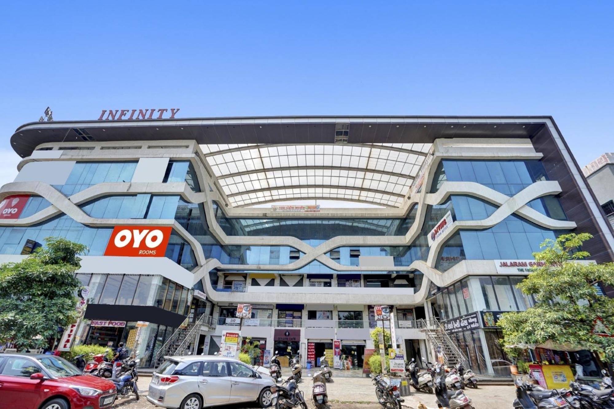 OYO Flagship 70004 Hotel Infinity Surat Exterior foto