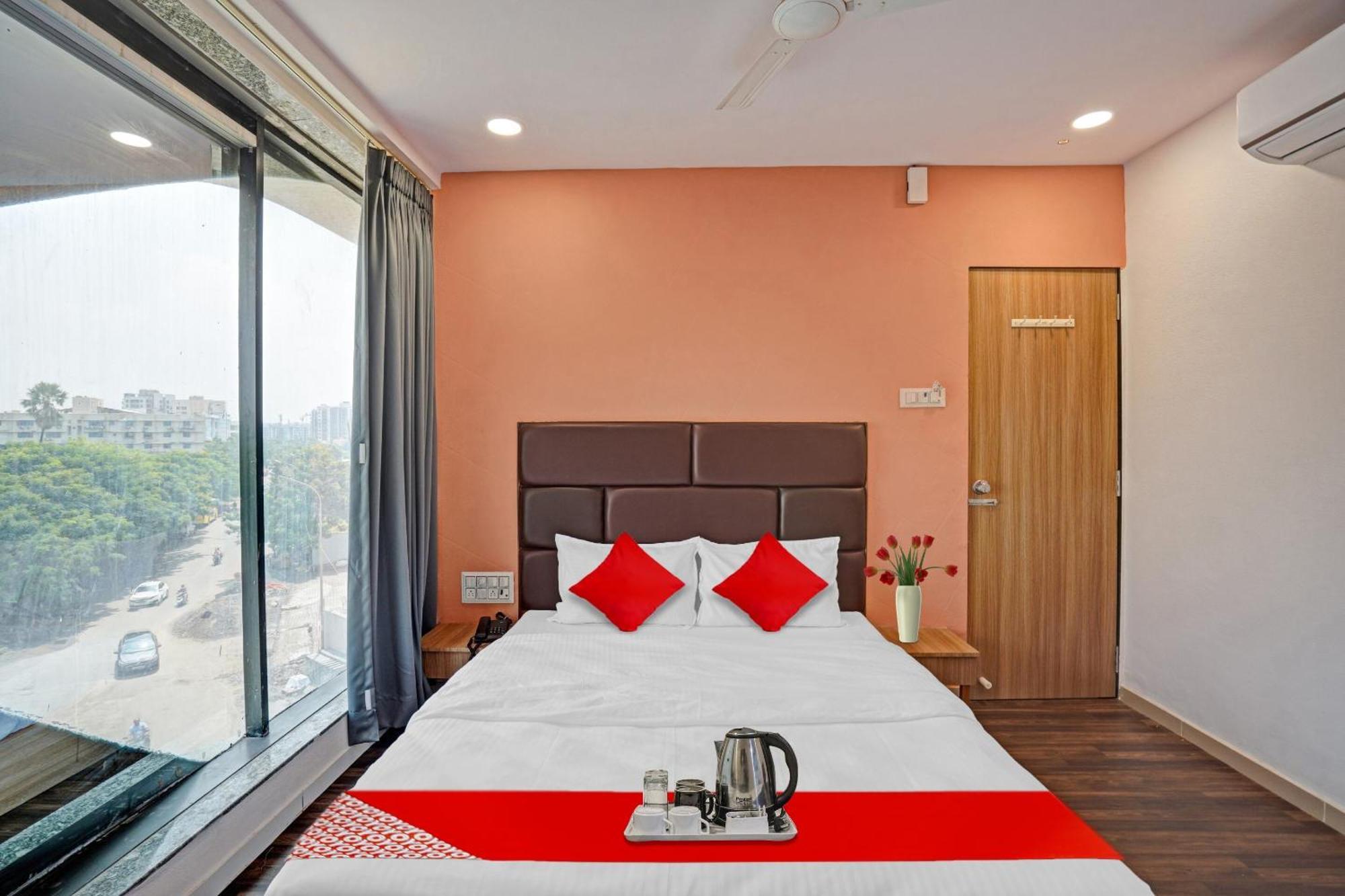 OYO Flagship 70004 Hotel Infinity Surat Exterior foto