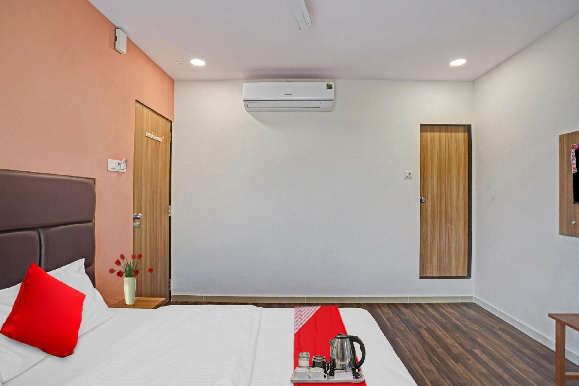 OYO Flagship 70004 Hotel Infinity Surat Exterior foto