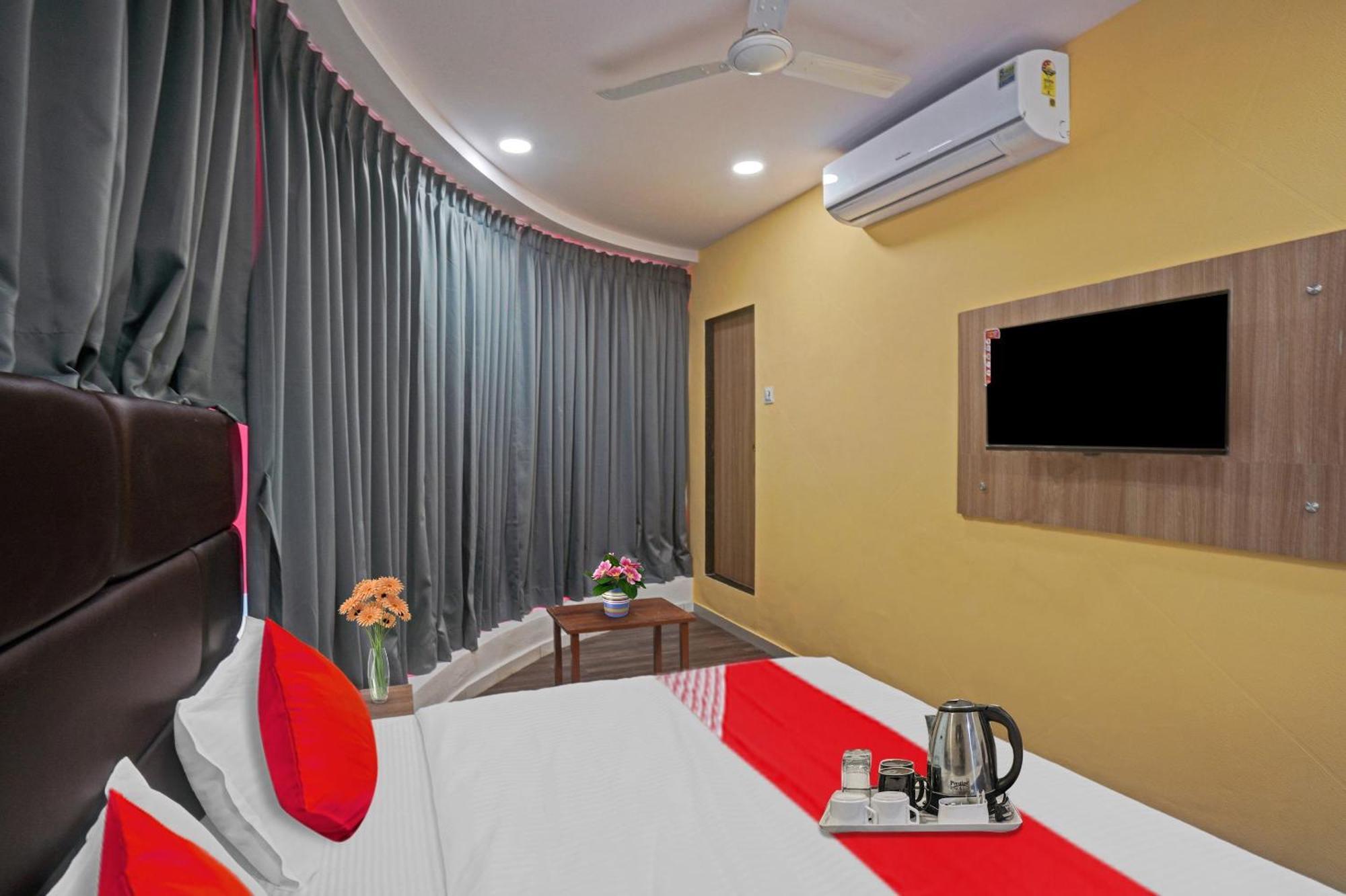 OYO Flagship 70004 Hotel Infinity Surat Exterior foto