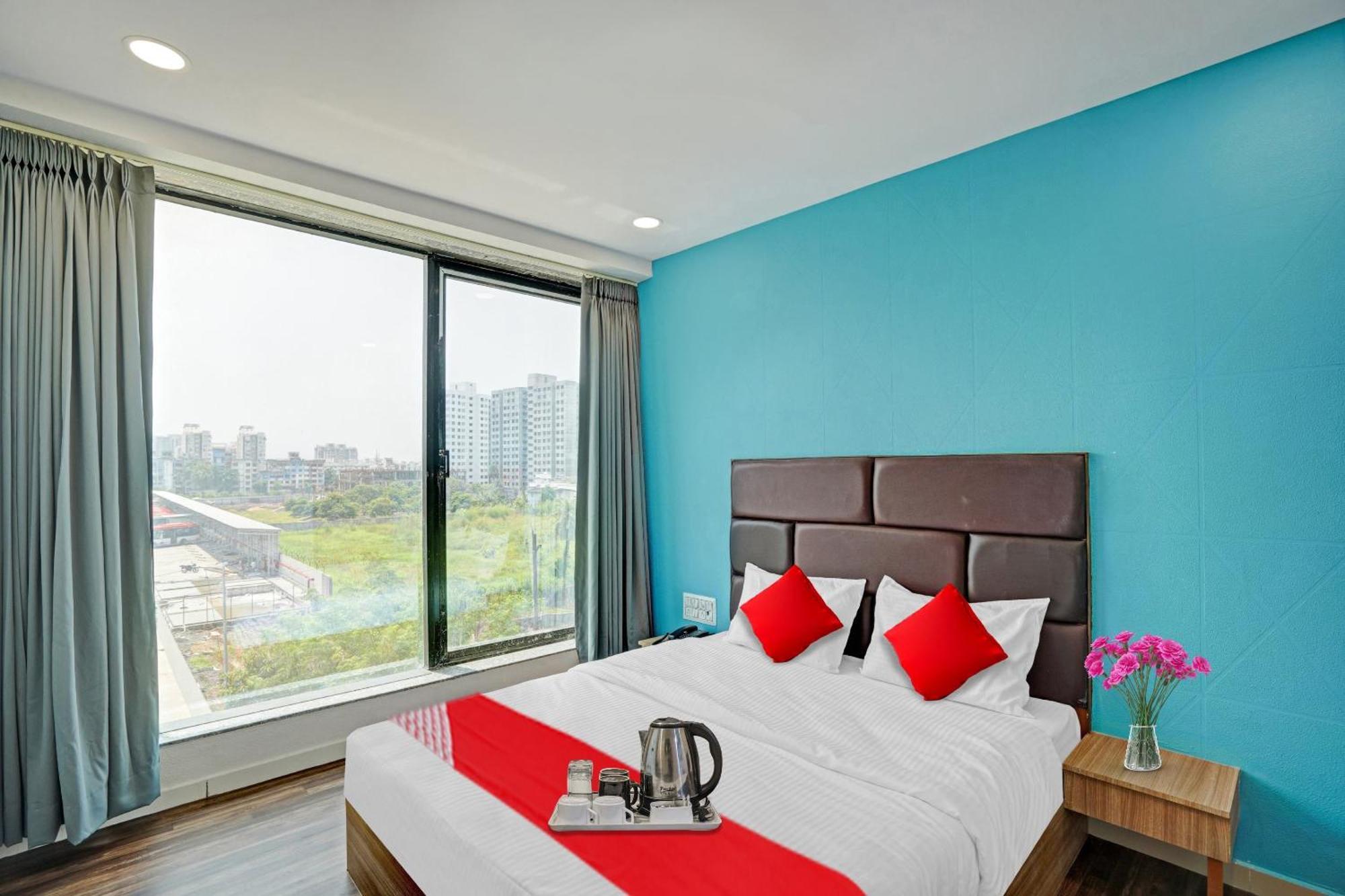 OYO Flagship 70004 Hotel Infinity Surat Exterior foto