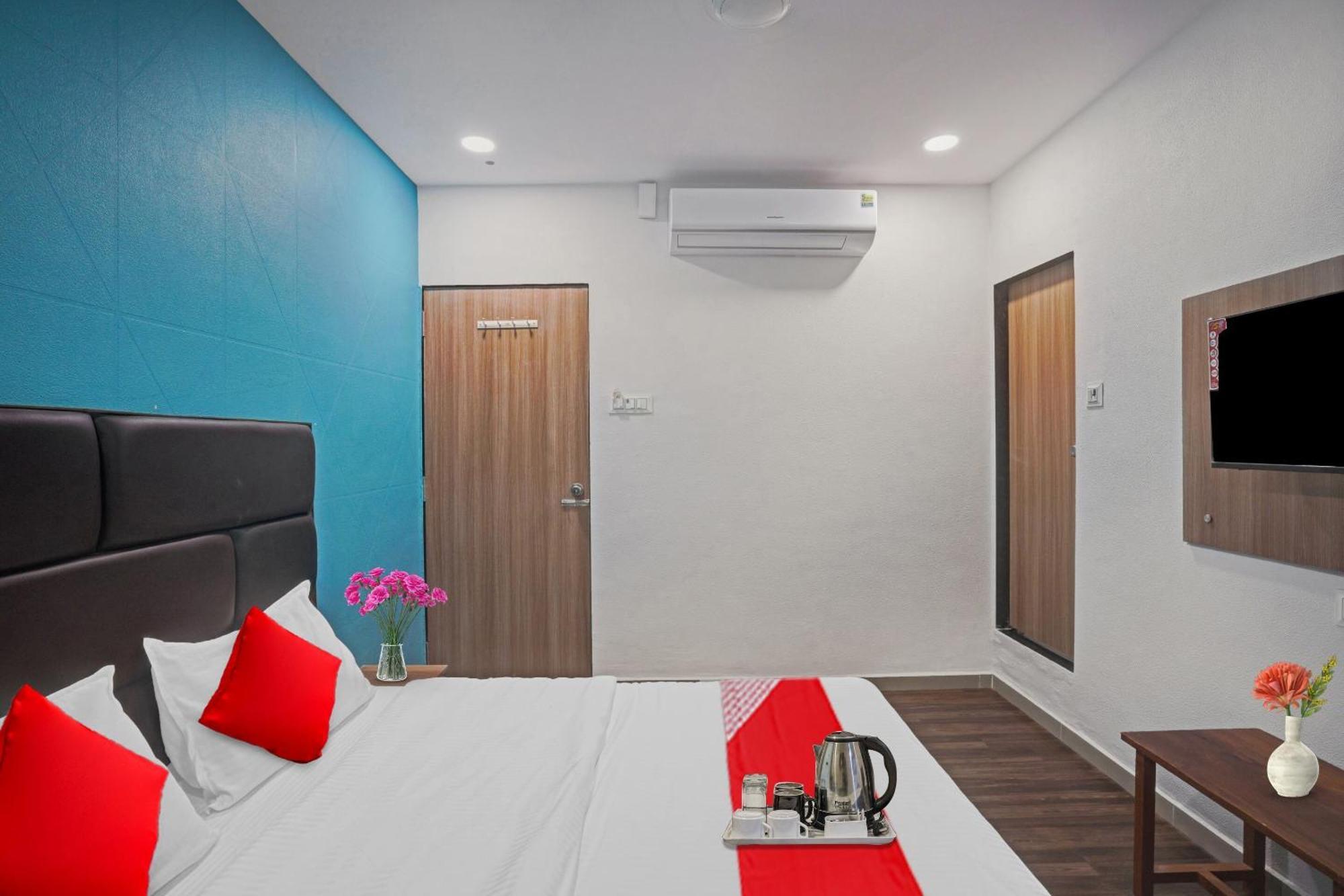 OYO Flagship 70004 Hotel Infinity Surat Exterior foto