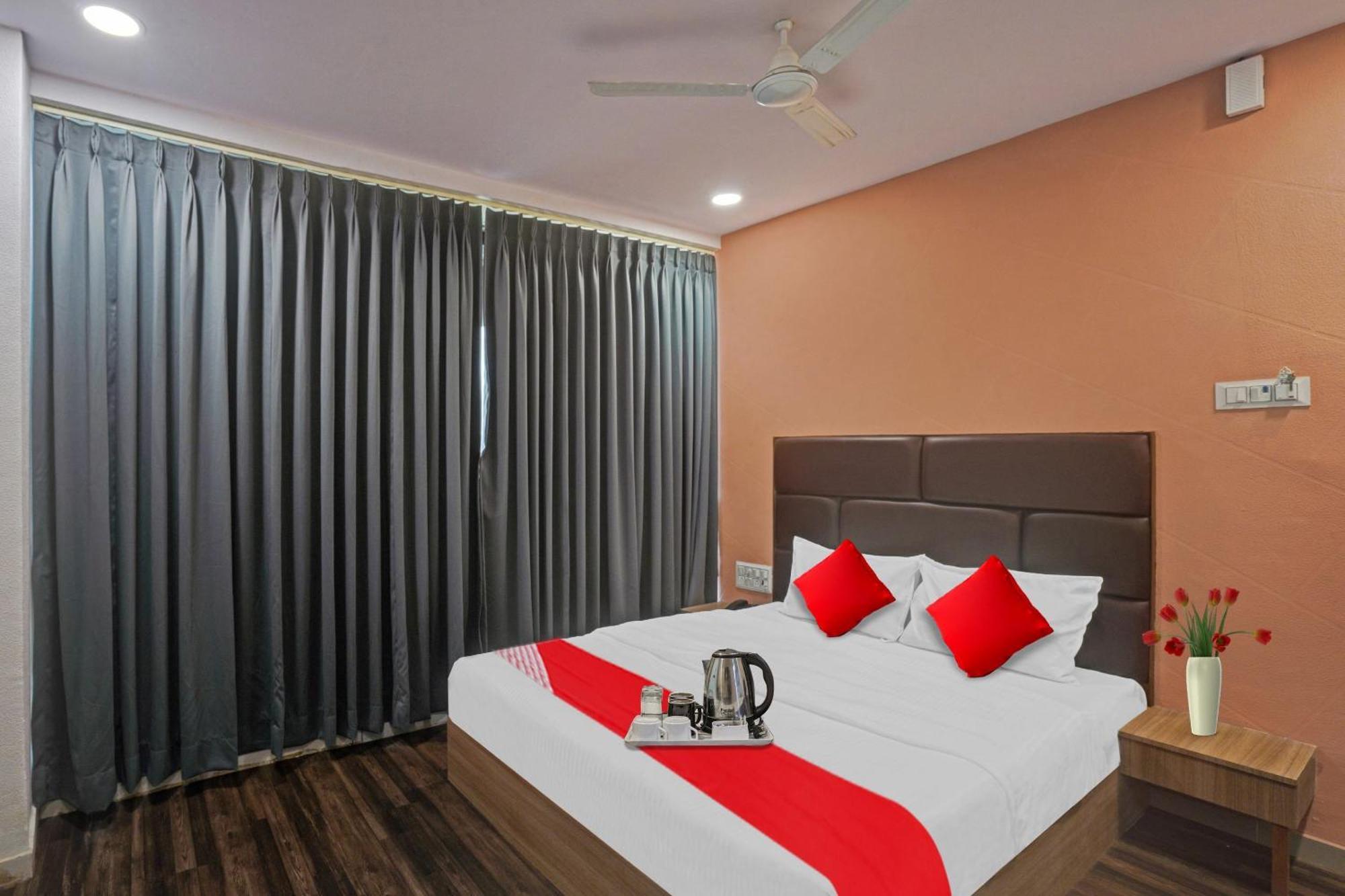 OYO Flagship 70004 Hotel Infinity Surat Exterior foto