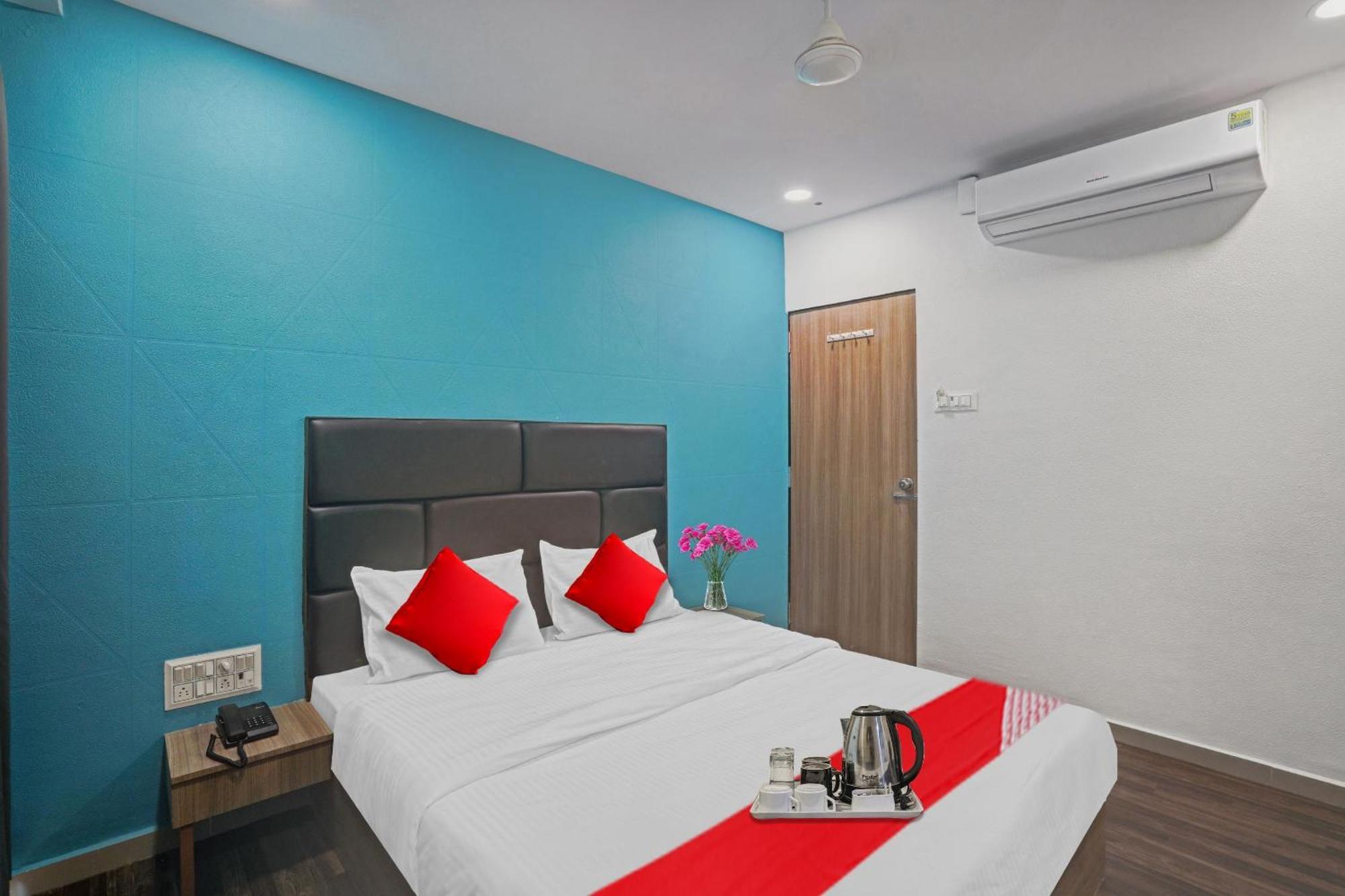 OYO Flagship 70004 Hotel Infinity Surat Exterior foto