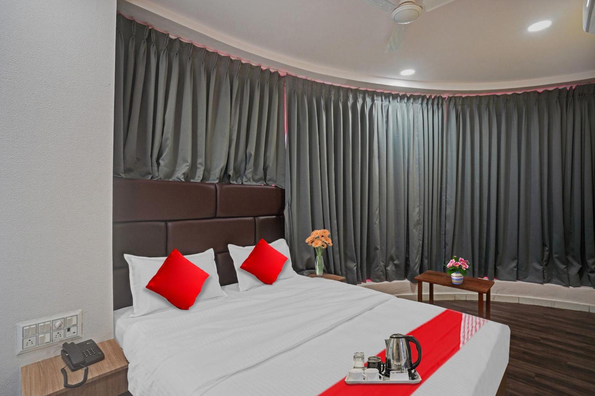 OYO Flagship 70004 Hotel Infinity Surat Exterior foto