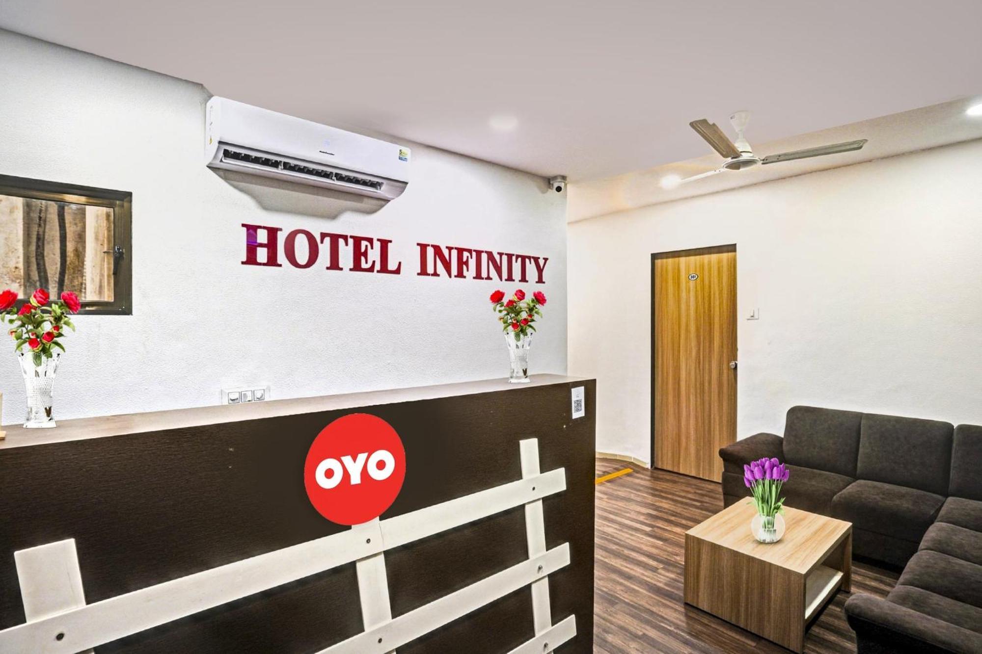 OYO Flagship 70004 Hotel Infinity Surat Exterior foto