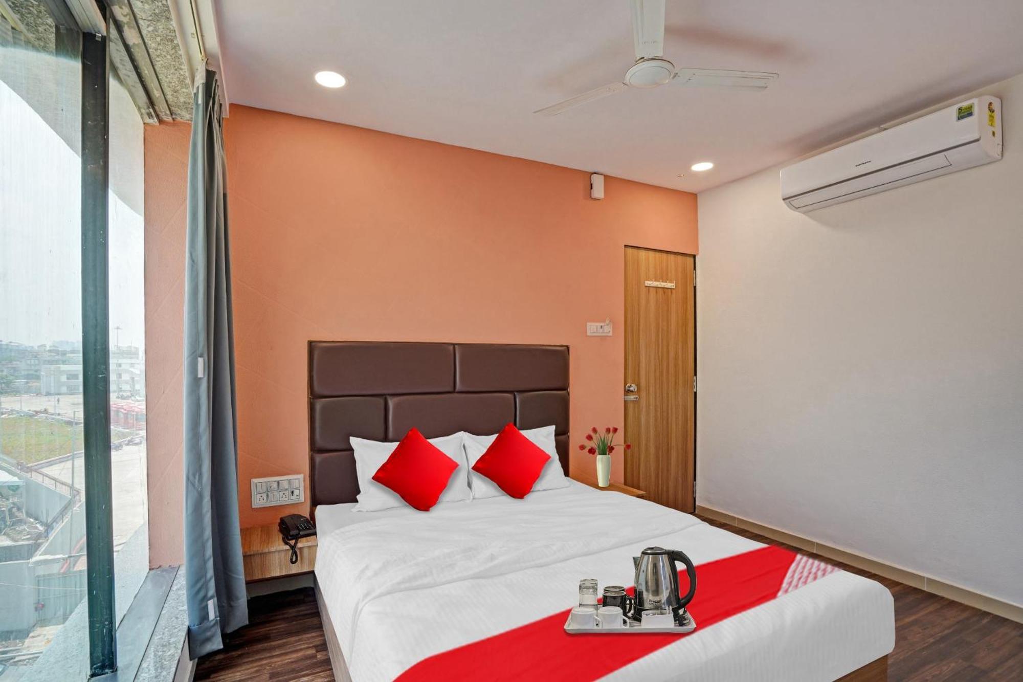 OYO Flagship 70004 Hotel Infinity Surat Exterior foto