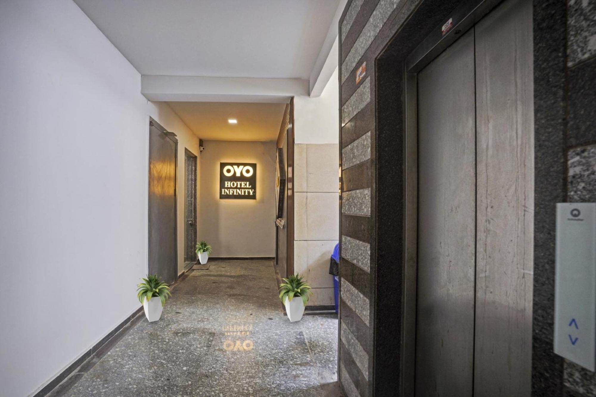 OYO Flagship 70004 Hotel Infinity Surat Exterior foto